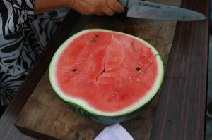 祭壇にお供えした大玉のスイカを切ってみなさんで美味しく頂きました