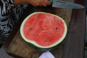 祭壇にお供えした大玉のスイカを切ってみなさんで美味しく頂きました